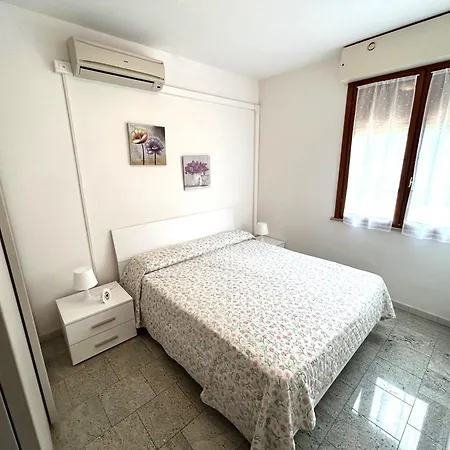 Condominio Simma Giallo E Azzurro Бибионе