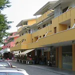 Condominio Simma Giallo E Azzurro * بيبيوني