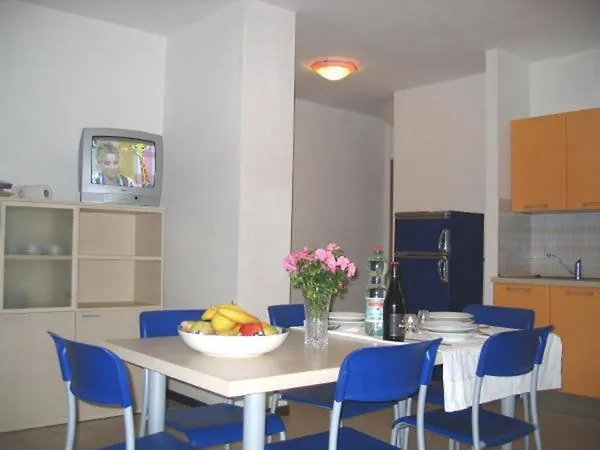 Condominio Simma Giallo E Azzurro 아파트 비비오네